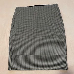 NWOT Elle Houndstooth Pencil Skirt - Size L